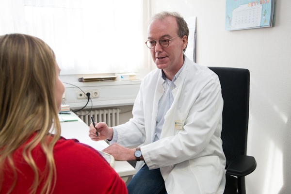 Ein Arzt spricht mit einer Rehabilitandin Ein Arzt spricht mit einer Rehabilitandin