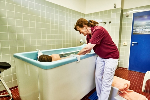 Rehabilitand in einer Therapiewanne Rehabilitand in einer Therapiewanne