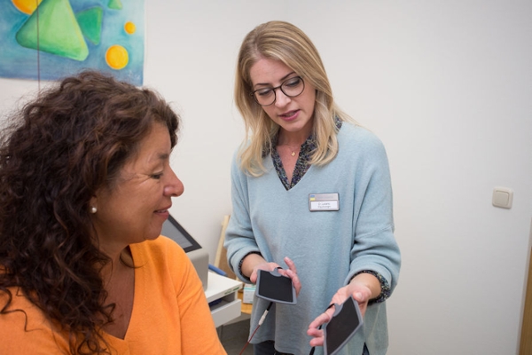 Eine Rehabiliandin bei der Diagnostik Eine Rehabiliandin bei der Diagnostik