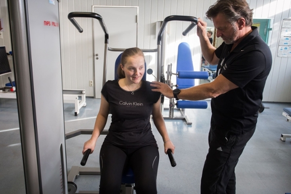 Frau auf einen Sportgerät Frau auf einen Sportgerät