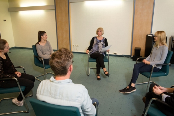 Im Kreis sitzende Rehabilitanden Im Kreis sitzende Rehabilitanden