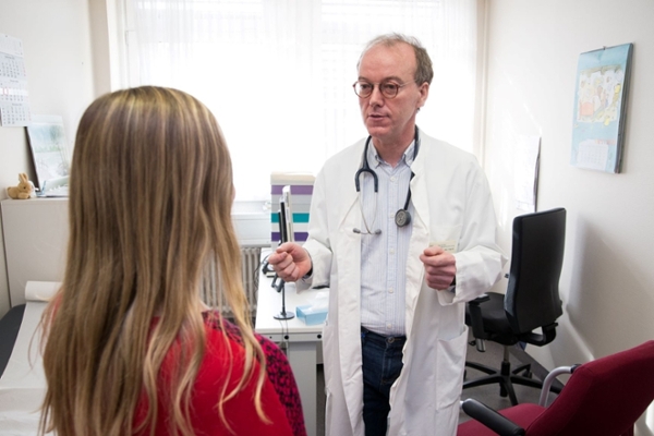 Rehabilitandin und Arzt im Gespräch Rehabilitandin und Arzt im Gespräch